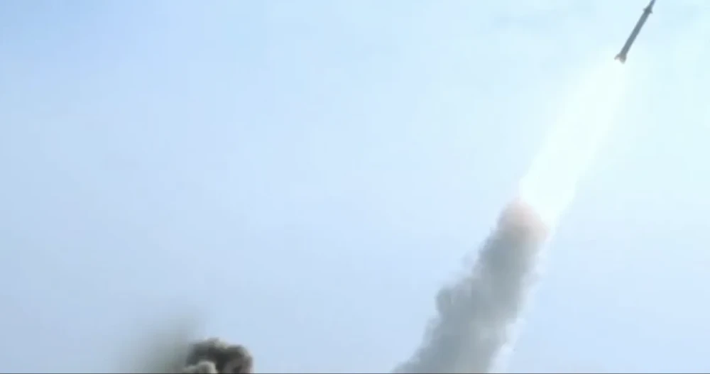 بصاروخ باليستي.. استهداف ناقلة نفط إسرائيلية في البحر الأحمر