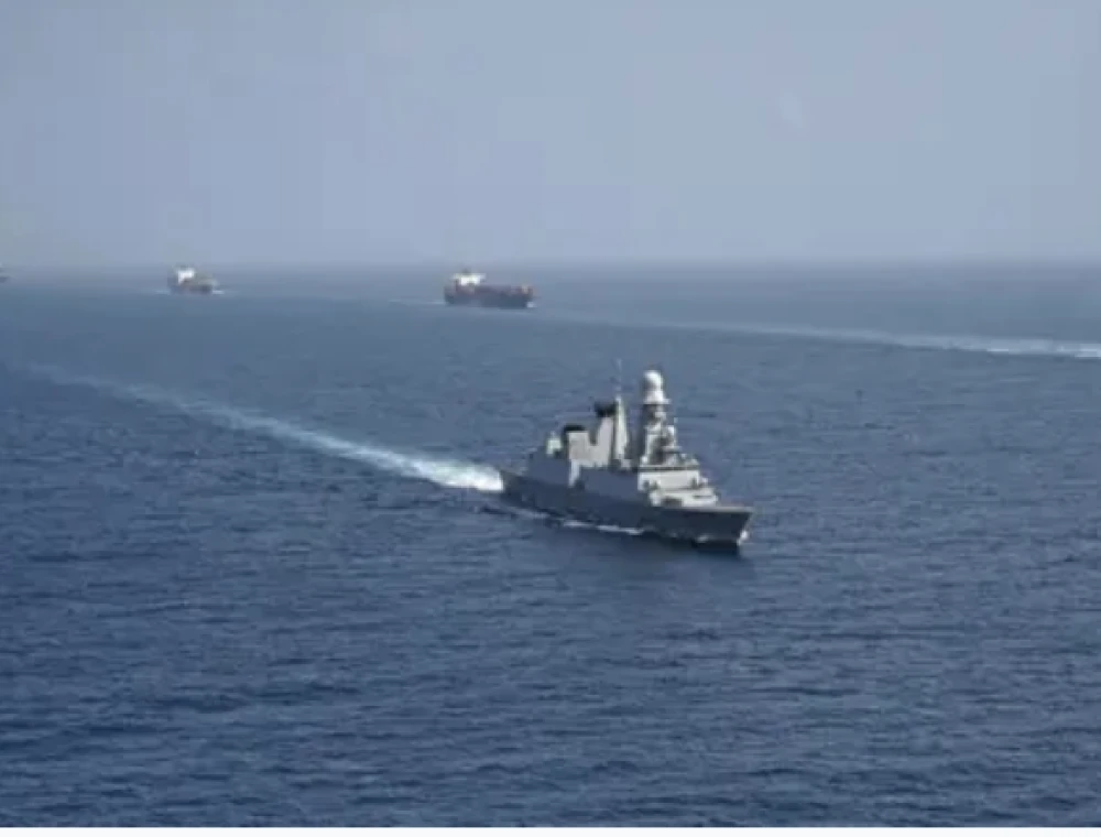 اليمن..فرقاطة إيطالية تؤمن مرور سفن تجارية في البحر الأحمر