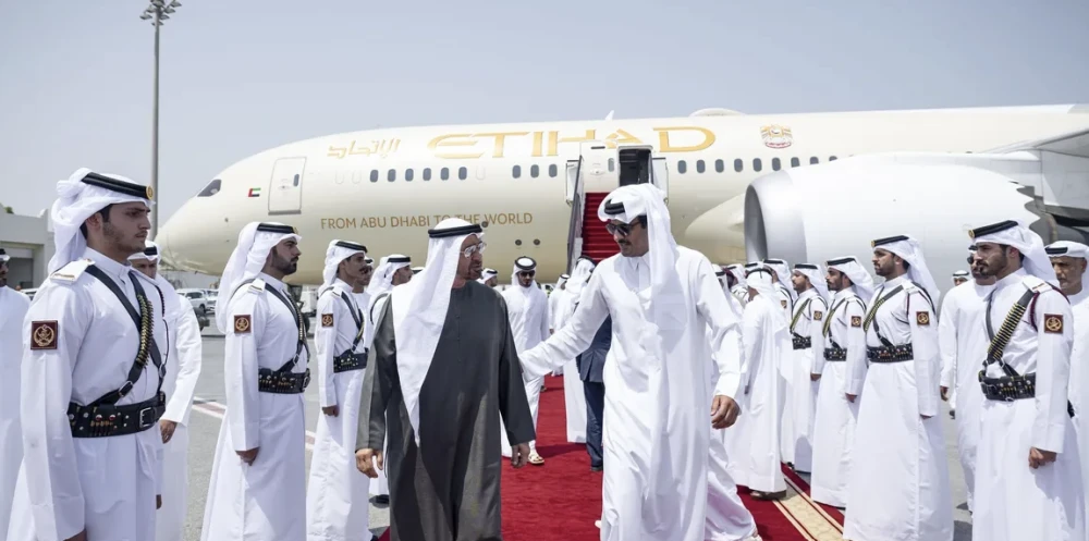 محمد بن زايد يصل قطر في زيارة أخوية