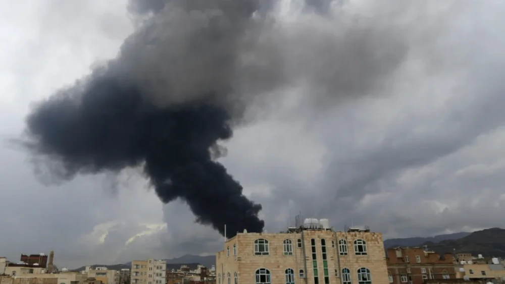 اليمن : 8 قتلى و142 جريحًا في أعنف غارات إسرائيلية على صنعاء منذ بدء التصعيد