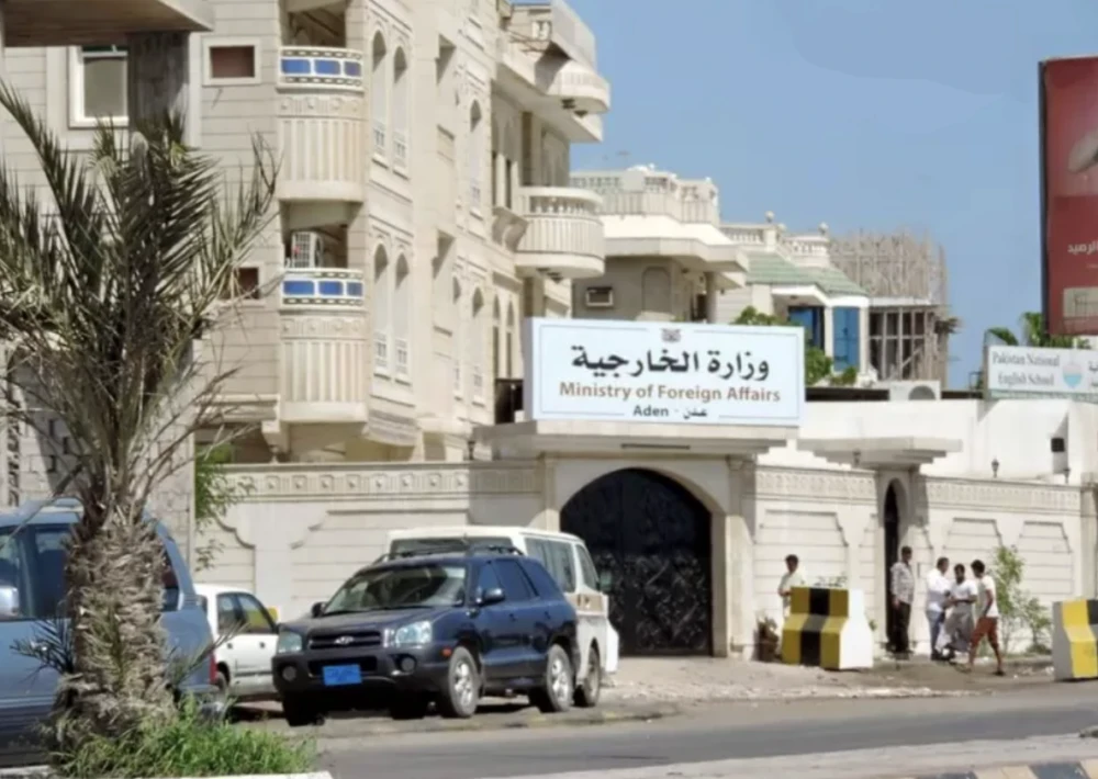 مصدر حكومي ينفي صحة الأسماء المتداولة لتعيينات سفراء الخارجية اليمنية