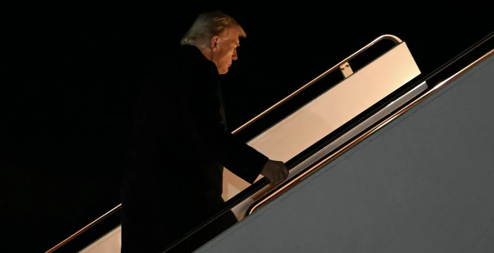 ترامب يلتقي أمير قطر على متن طائرته الرئاسية بطريقه لماليزيا