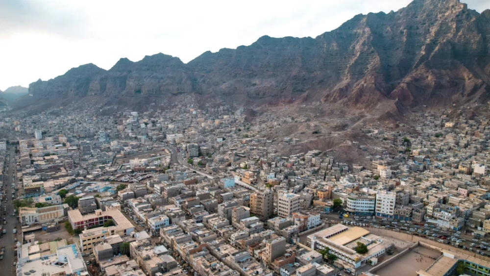 اليمن : إصابة 3 مواطنين بانفجار مقذوف ناري بمدينة عدن