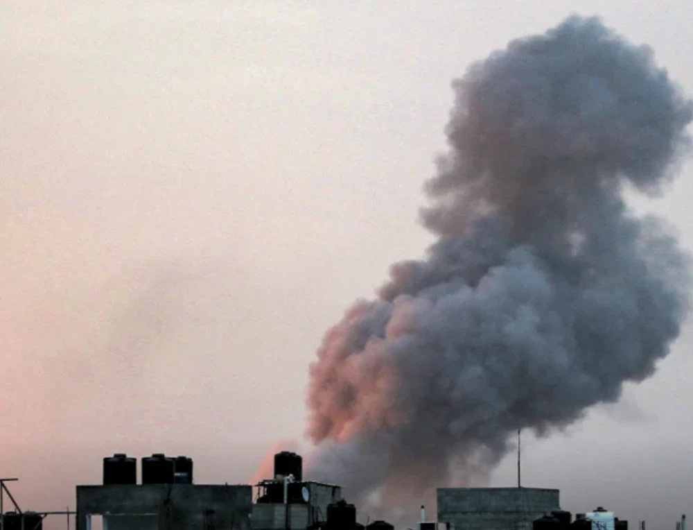 Israeli Army Warns Residents of Southern Lebanon and Launches Airstrike in Tyre District