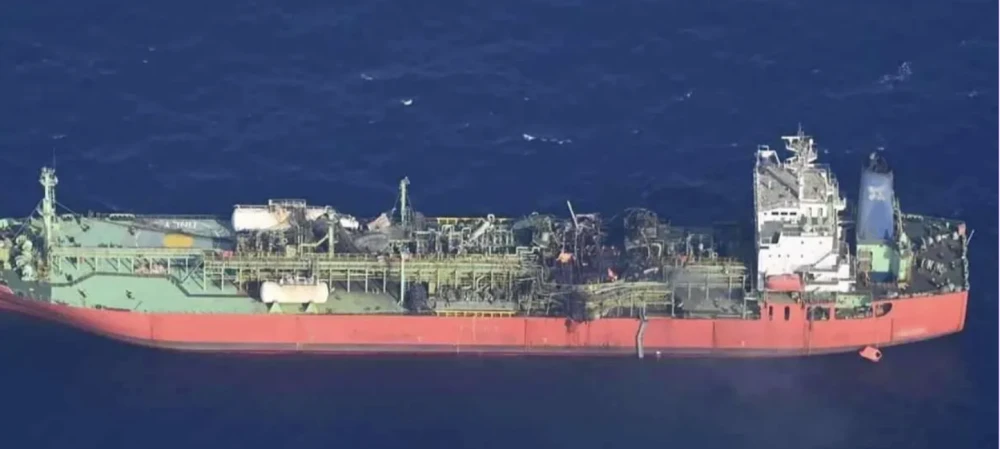 قراصنة صوماليون يهاجمون ناقلة غاز طبيعي في عرض البحر
