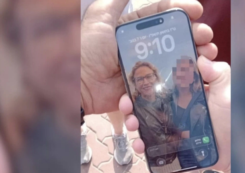 Phone found at Tel Aviv beach 'definitely' belongs to ex-MAG, police source says