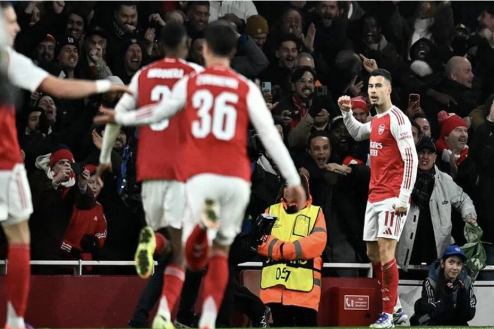 Arsenal thump Bayern to stay perfect in Champions League