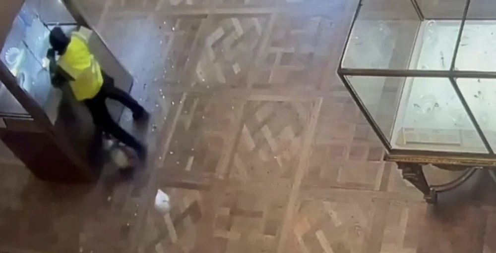 كشف مشاهد من عملية "سرقة اللوفر".. 4 دقائق صادمة