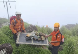 Rescuers recover bodies of 10 passengers in Sulawesi plane crash